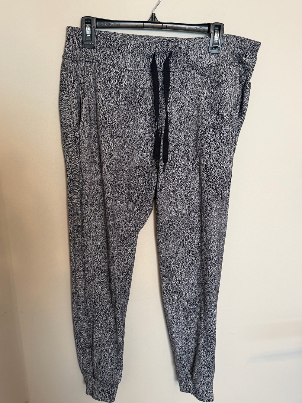 338. Lululemon Women’s Ready to Rulu Joggers Jacquard Black/White size 12